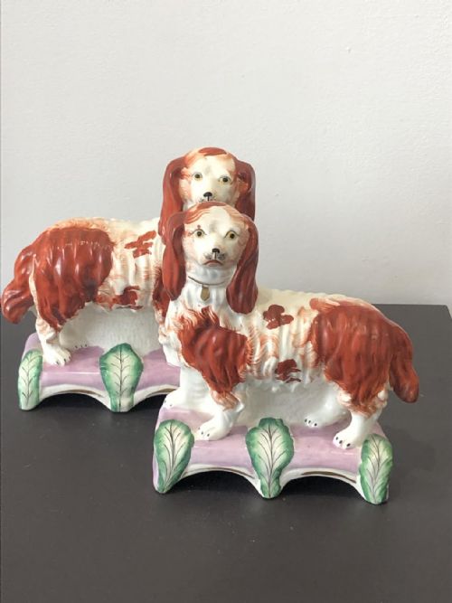 A RARE PR OF STANDING STAFFORDSHIRE SPANIELS ON PINK CUSHIONS CIRCA 1845 - ADDITIONAL PHOTO 1