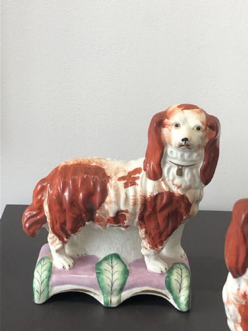 A RARE PR OF STANDING STAFFORDSHIRE SPANIELS ON PINK CUSHIONS CIRCA 1845 - ADDITIONAL PHOTO 2