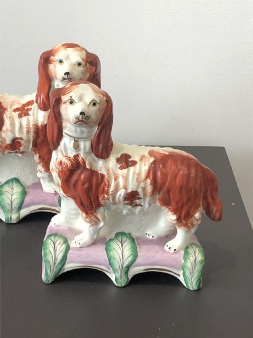 A RARE PR OF STANDING STAFFORDSHIRE SPANIELS ON PINK CUSHIONS CIRCA 1845 - ADDITIONAL PHOTO 3