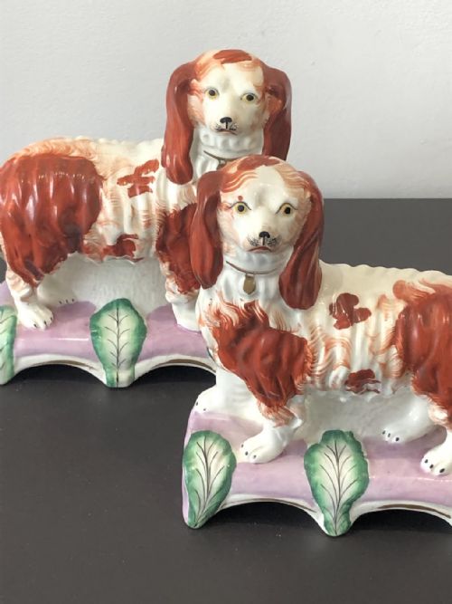 A RARE PR OF STANDING STAFFORDSHIRE SPANIELS ON PINK CUSHIONS CIRCA 1845 - ADDITIONAL PHOTO 5