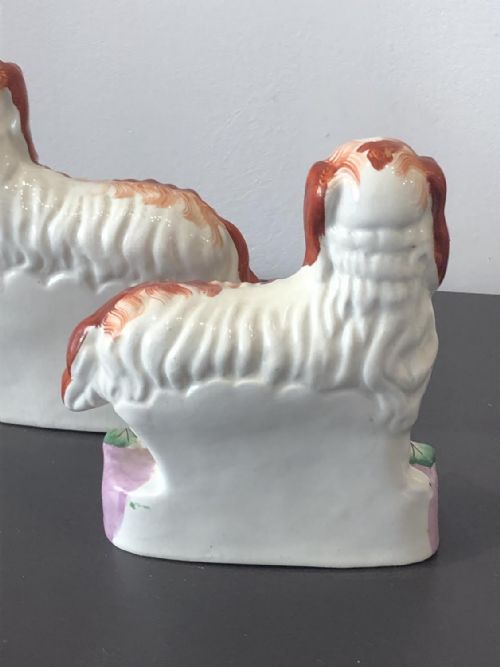 A RARE PR OF STANDING STAFFORDSHIRE SPANIELS ON PINK CUSHIONS CIRCA 1845 - ADDITIONAL PHOTO 6