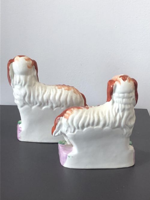 A RARE PR OF STANDING STAFFORDSHIRE SPANIELS ON PINK CUSHIONS CIRCA 1845 - ADDITIONAL PHOTO 7