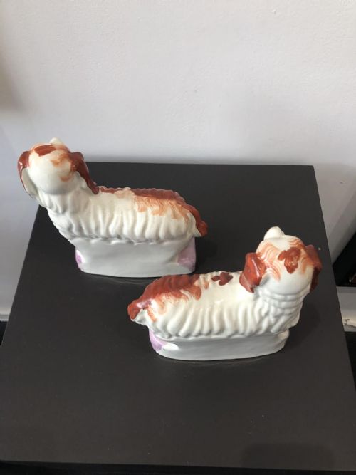 A RARE PR OF STANDING STAFFORDSHIRE SPANIELS ON PINK CUSHIONS CIRCA 1845 - ADDITIONAL PHOTO 8