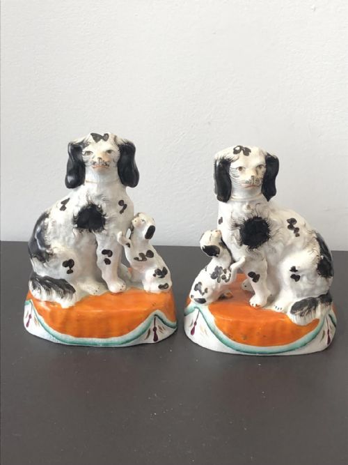 unusual pr of staffordshire dogs with puppies orange cushions 185060 - CATEGORY: ANTIQUE CERAMICS - DATED VICTORIAN