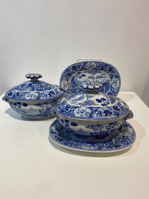 2 RARE AND BEAUTIFUL WEDGWOOD BLUE AND WHITE TRANSFER SAUCE TUREENS ON STANDS CIRCA 1815 PAIR 2 - ADDITIONAL PHOTO 2
