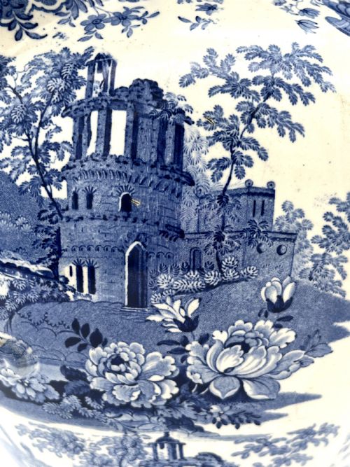 AN ENORMOUS BLUE WHITE TRANSFER JUG CIRCA 1820 - ADDITIONAL PHOTO 7