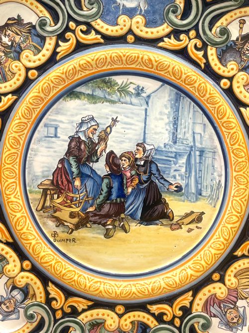 AN EARLY 20TH CENTURY PORQUIER BEAU QUIMPER EXHIBITION CHARGER - ADDITIONAL PHOTO 1