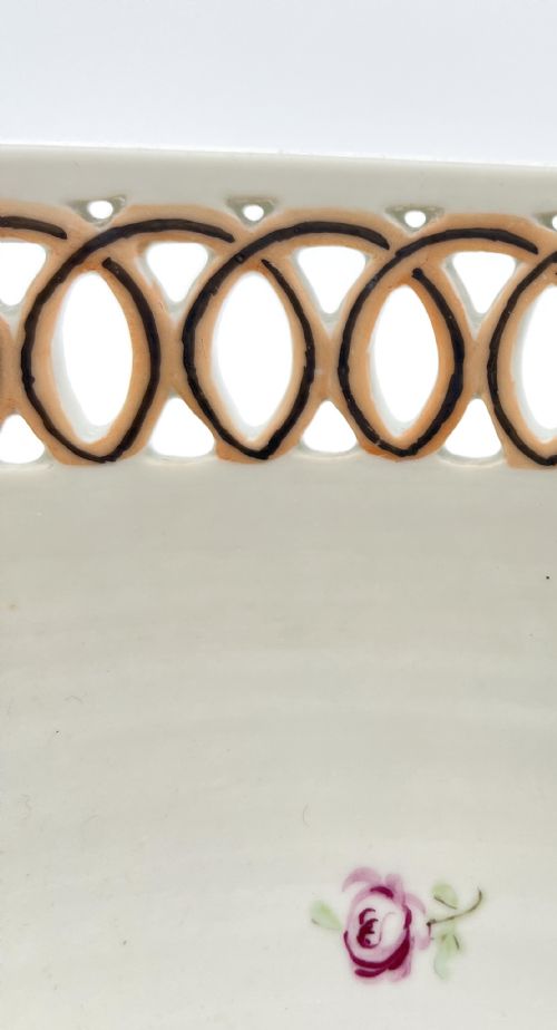 18TH CENTURY CONTINENTAL PORCELAIN PUNCH BOWL WITH A HALFPIERCED GALLERY - ADDITIONAL PHOTO 4