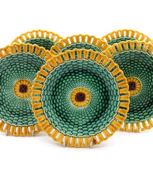 SIX COLOURED BASKET WEAVE WEDGWOOD MAJOLICA DESSERT PLATES CIRCA 1860 - ADDITIONAL PHOTO 3