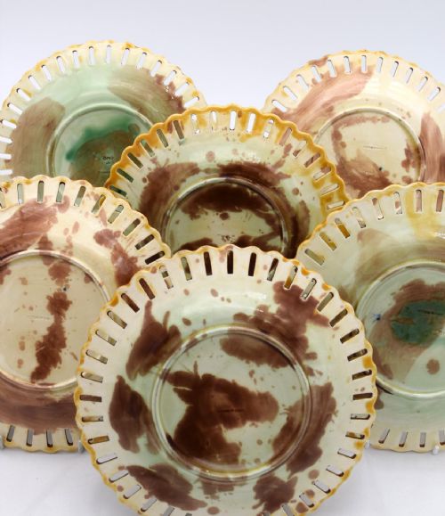 SIX COLOURED BASKET WEAVE WEDGWOOD MAJOLICA DESSERT PLATES CIRCA 1860 - ADDITIONAL PHOTO 5