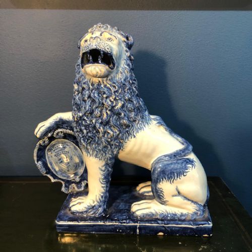 PAIR OF EXTREMELY RARE DELFT LIONS WITH SHIELDS CIRCA 184550 - ADDITIONAL PHOTO 1