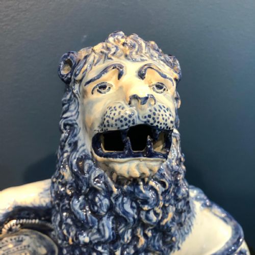 PAIR OF EXTREMELY RARE DELFT LIONS WITH SHIELDS CIRCA 184550 - ADDITIONAL PHOTO 2