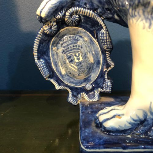 PAIR OF EXTREMELY RARE DELFT LIONS WITH SHIELDS CIRCA 184550 - ADDITIONAL PHOTO 3