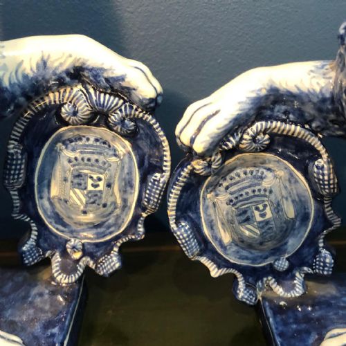 PAIR OF EXTREMELY RARE DELFT LIONS WITH SHIELDS CIRCA 184550 - ADDITIONAL PHOTO 4