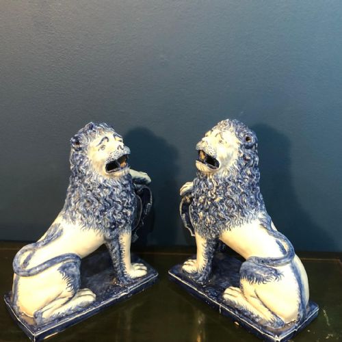 PAIR OF EXTREMELY RARE DELFT LIONS WITH SHIELDS CIRCA 184550 - ADDITIONAL PHOTO 5