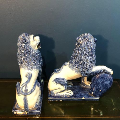 PAIR OF EXTREMELY RARE DELFT LIONS WITH SHIELDS CIRCA 184550 - ADDITIONAL PHOTO 7