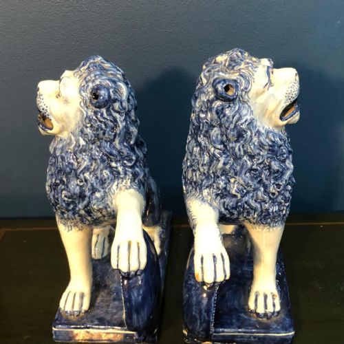 PAIR OF EXTREMELY RARE DELFT LIONS WITH SHIELDS CIRCA 184550 - ADDITIONAL PHOTO 10