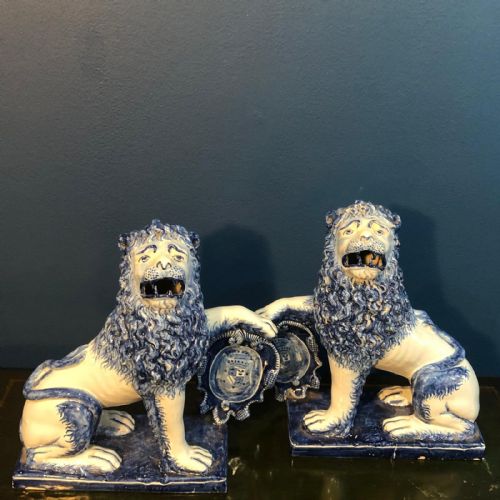 PAIR OF EXTREMELY RARE DELFT LIONS WITH SHIELDS CIRCA 184550 - ADDITIONAL PHOTO 11