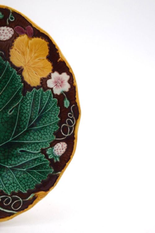 THREE STUNNING COLOURED MAJOLICA DESSERT PLATES FROM 1860 - ADDITIONAL PHOTO 2
