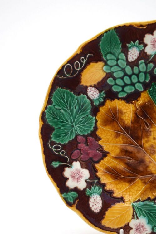 THREE STUNNING COLOURED MAJOLICA DESSERT PLATES FROM 1860 - ADDITIONAL PHOTO 3