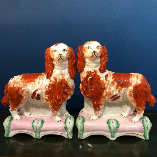 an exceptionally rare pair of standing royal staffordshire spaniels on pink cushions from 1845 - CATEGORY: ANTIQUE CERAMICS - DATED 19TH CENTURY