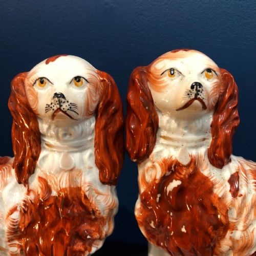 AN EXCEPTIONALLY RARE PAIR OF STANDING ROYAL STAFFORDSHIRE SPANIELS ON PINK CUSHIONS FROM 1845 - ADDITIONAL PHOTO 1