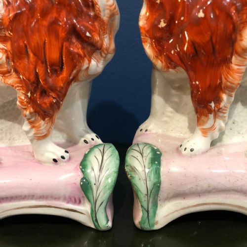 AN EXCEPTIONALLY RARE PAIR OF STANDING ROYAL STAFFORDSHIRE SPANIELS ON PINK CUSHIONS FROM 1845 - ADDITIONAL PHOTO 2