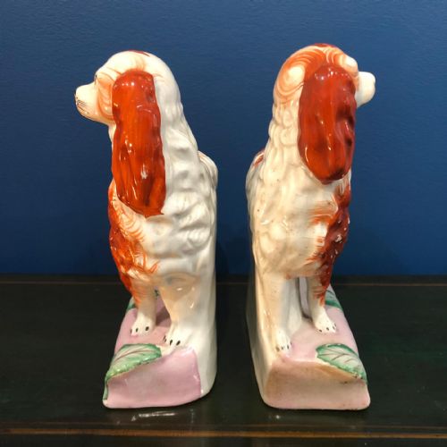 AN EXCEPTIONALLY RARE PAIR OF STANDING ROYAL STAFFORDSHIRE SPANIELS ON PINK CUSHIONS FROM 1845 - ADDITIONAL PHOTO 3