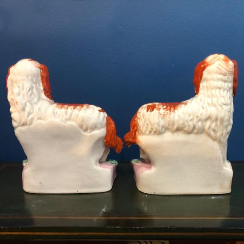 AN EXCEPTIONALLY RARE PAIR OF STANDING ROYAL STAFFORDSHIRE SPANIELS ON PINK CUSHIONS FROM 1845 - ADDITIONAL PHOTO 4