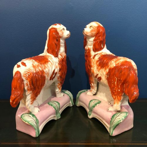 AN EXCEPTIONALLY RARE PAIR OF STANDING ROYAL STAFFORDSHIRE SPANIELS ON PINK CUSHIONS FROM 1845 - ADDITIONAL PHOTO 5
