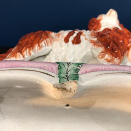 AN EXCEPTIONALLY RARE PAIR OF STANDING ROYAL STAFFORDSHIRE SPANIELS ON PINK CUSHIONS FROM 1845 - ADDITIONAL PHOTO 6