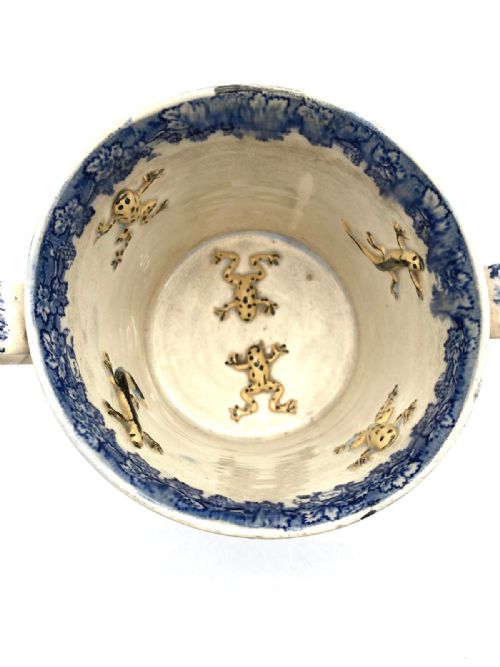 LARGE BLUE AND WHITE TWO HANDLED LOVING CUP WITH FROGS AND NEWTS 18601870 - ADDITIONAL PHOTO 2
