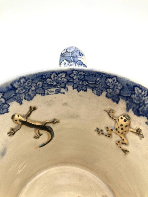 LARGE BLUE AND WHITE TWO HANDLED LOVING CUP WITH FROGS AND NEWTS 18601870 - ADDITIONAL PHOTO 3
