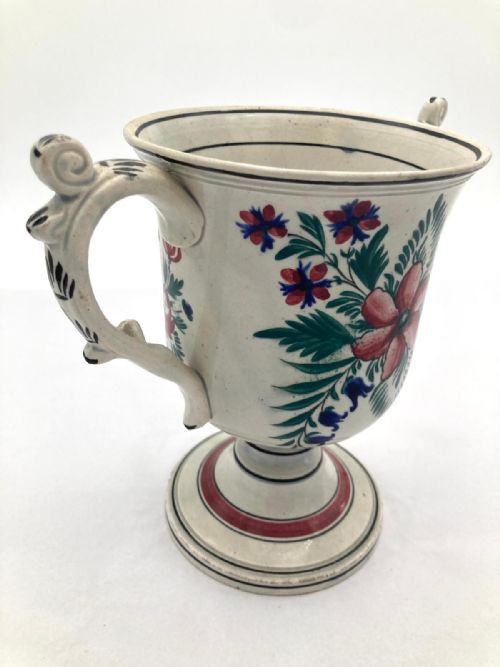 A TWO HANDLED PEARLWARE HAND PAINTED FROG AND NEWT LOVING CUP POSSIBLY WELSH - ADDITIONAL PHOTO 2