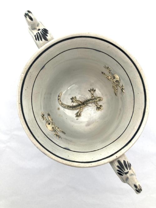A TWO HANDLED PEARLWARE HAND PAINTED FROG AND NEWT LOVING CUP POSSIBLY WELSH - ADDITIONAL PHOTO 3