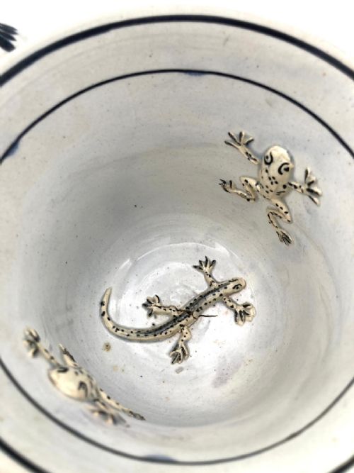 A TWO HANDLED PEARLWARE HAND PAINTED FROG AND NEWT LOVING CUP POSSIBLY WELSH - ADDITIONAL PHOTO 4