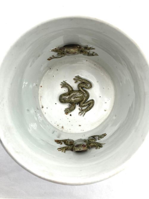 A TWO HANDLED HANDPAINTED LOVING MUG PAINTED WITH FLOWERS WITH THREE FROGS INSIDE 1850 - ADDITIONAL PHOTO 3