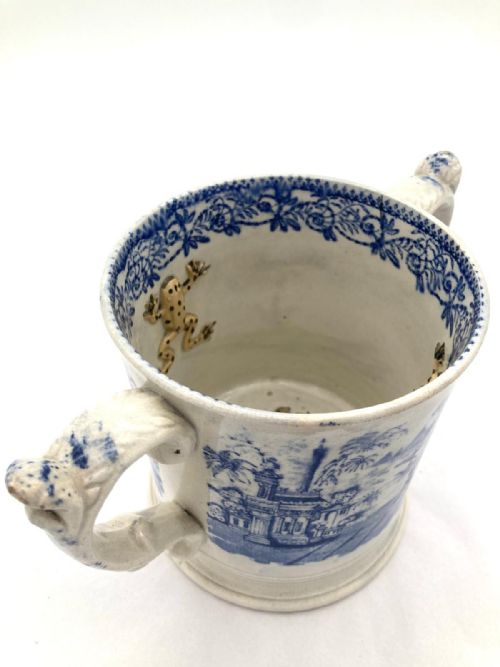 BLUE AND WHITE TRANSFER PRINTED FROG AND NEWT TWO HANDLED MUG CIRCA 1860 - ADDITIONAL PHOTO 2