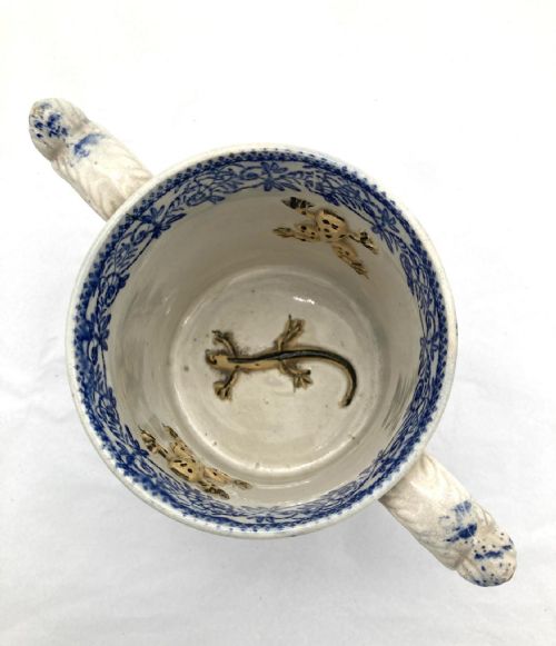 BLUE AND WHITE TRANSFER PRINTED FROG AND NEWT TWO HANDLED MUG CIRCA 1860 - ADDITIONAL PHOTO 4