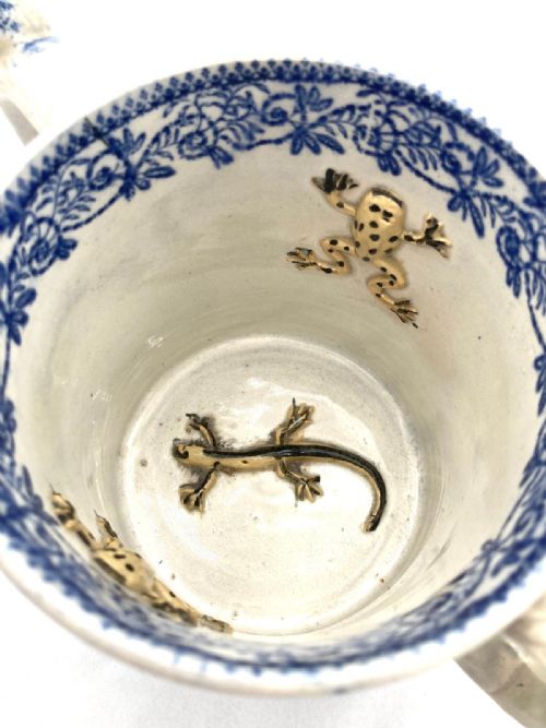 BLUE AND WHITE TRANSFER PRINTED FROG AND NEWT TWO HANDLED MUG CIRCA 1860 - ADDITIONAL PHOTO 5