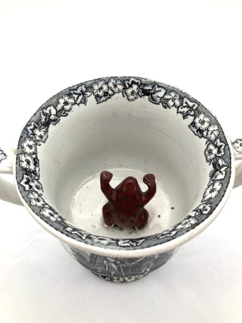 A BLACK TRANSFER PEDESTAL LOVING MUG WITH FROG 1840'S - ADDITIONAL PHOTO 1