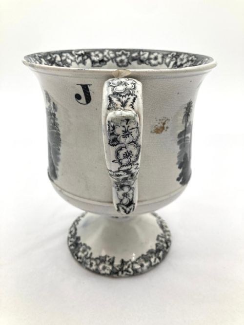 A BLACK TRANSFER PEDESTAL LOVING MUG WITH FROG 1840'S - ADDITIONAL PHOTO 3