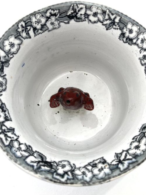 A BLACK TRANSFER PEDESTAL LOVING MUG WITH FROG 1840'S - ADDITIONAL PHOTO 4