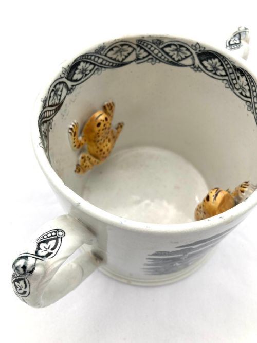 A TWO HANDLED BLACK AND WHITE TRANSFER LOVING MUG WITH HUNTING SCENES WITH FROGS INSIDE CIRCA 1860 - ADDITIONAL PHOTO 1