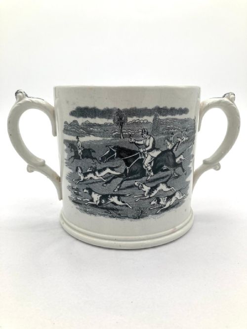 A TWO HANDLED BLACK AND WHITE TRANSFER LOVING MUG WITH HUNTING SCENES WITH FROGS INSIDE CIRCA 1860 - ADDITIONAL PHOTO 3