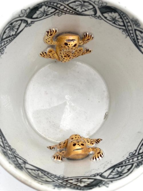 A TWO HANDLED BLACK AND WHITE TRANSFER LOVING MUG WITH HUNTING SCENES WITH FROGS INSIDE CIRCA 1860 - ADDITIONAL PHOTO 4