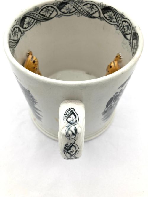 A TWO HANDLED BLACK AND WHITE TRANSFER LOVING MUG WITH HUNTING SCENES WITH FROGS INSIDE CIRCA 1860 - ADDITIONAL PHOTO 5