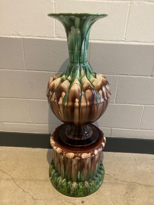 an enormous english majolica hall vase circa 186070 - CATEGORY: ANTIQUE VASES - DATED 19TH CENTURY