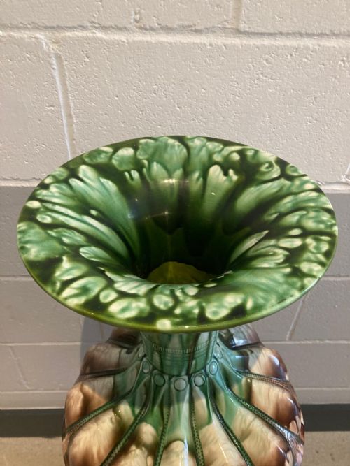 AN ENORMOUS ENGLISH MAJOLICA HALL VASE CIRCA 186070 - ADDITIONAL PHOTO 2