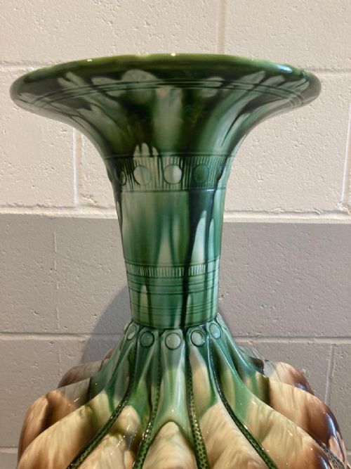 AN ENORMOUS ENGLISH MAJOLICA HALL VASE CIRCA 186070 - ADDITIONAL PHOTO 5